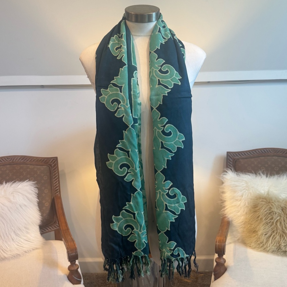 Elegant Blue and Green Scarf with Fringe - Picture 1 of 4
